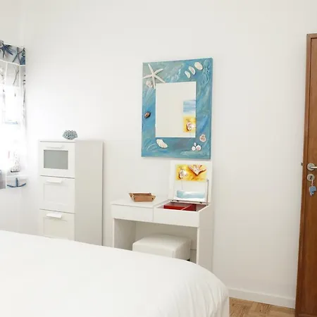 Starfish & Seashell Apt., Center